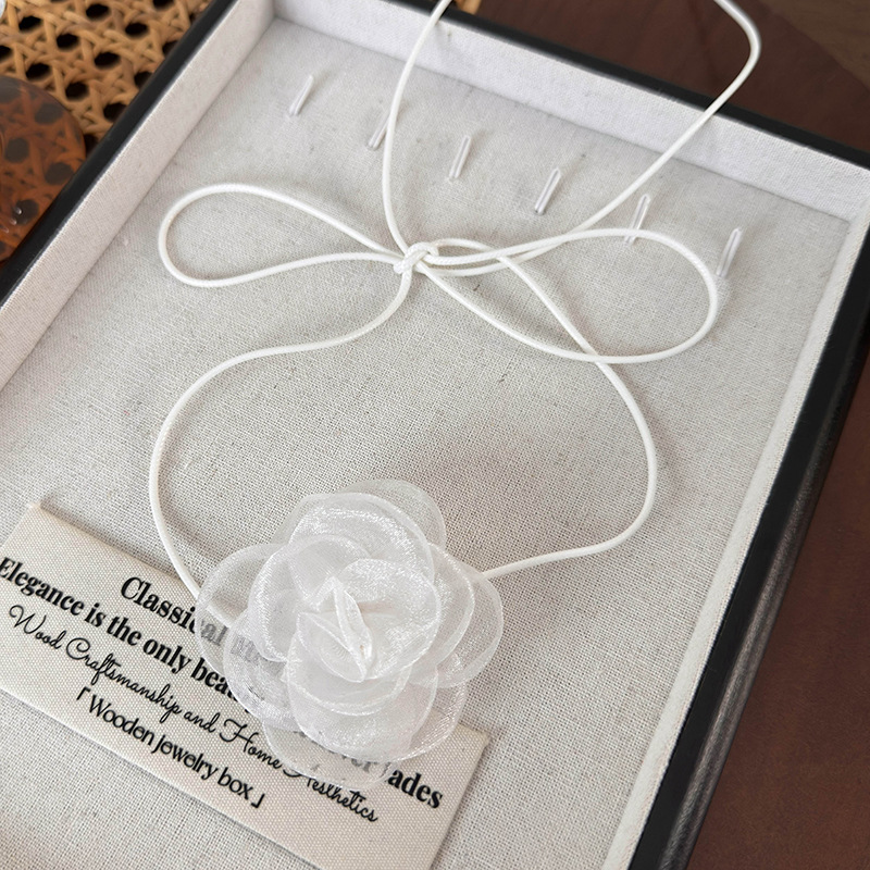 Кольє-чокер з квітковими трояндами