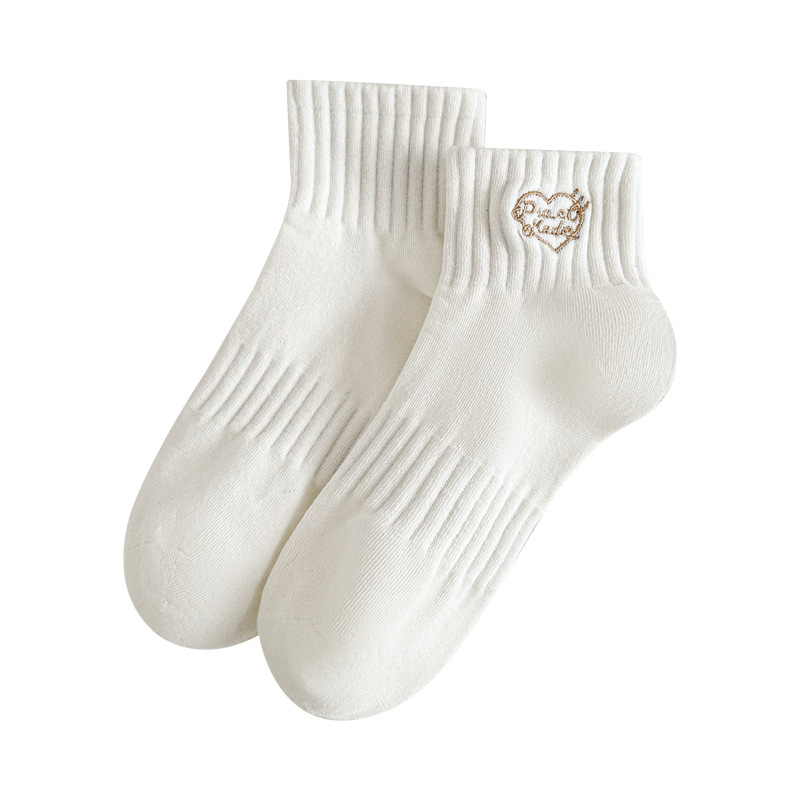 ถุงเท้าผู้หญิงปักลายหัวใจ