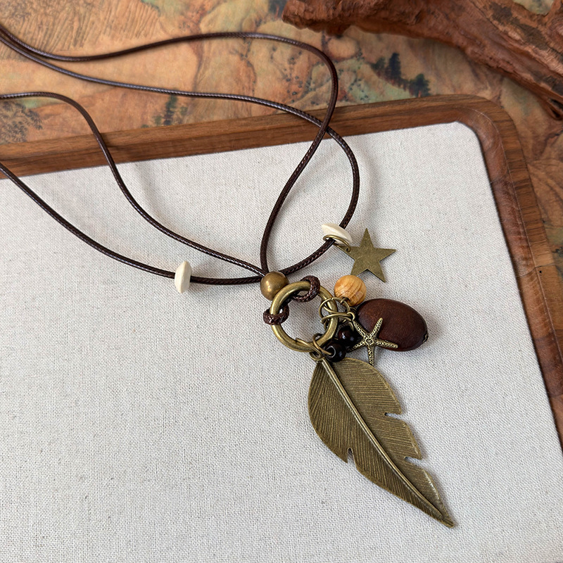 レイヤードビーズネックレス フェザーペンダント付き