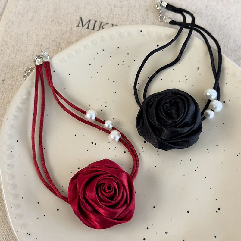 Кольє-чокер з трояндою та камелією
