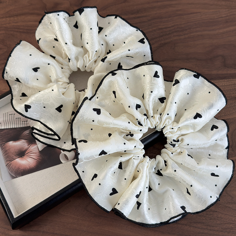 ダブルレイヤー ベージュハートスクランチー