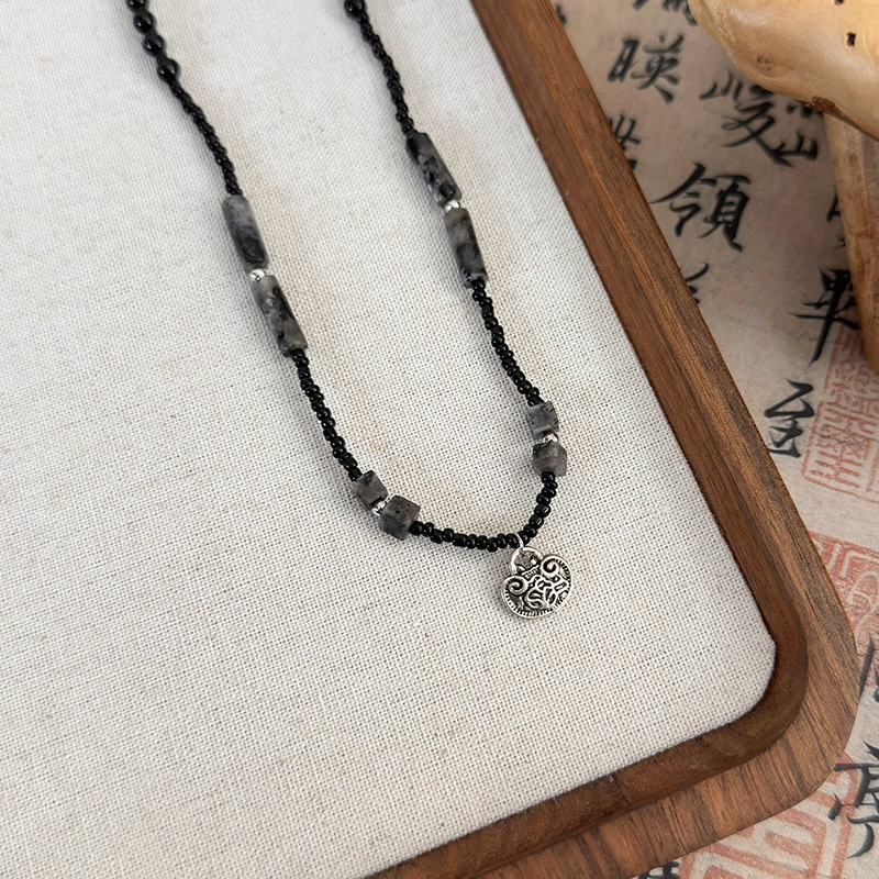 Намисто з бісерним метеликом