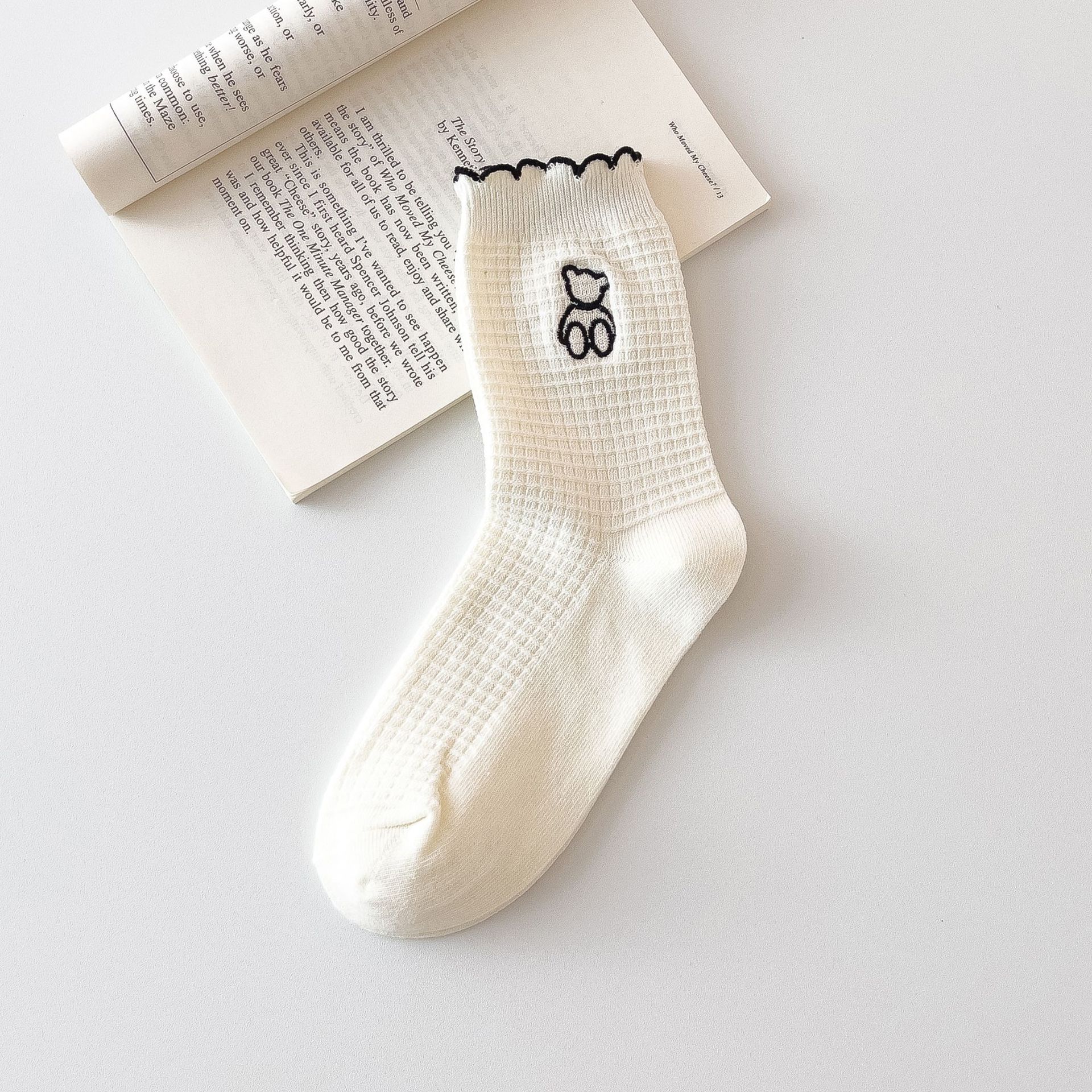 Meias de Cano Médio de Renda com Urso Bordado