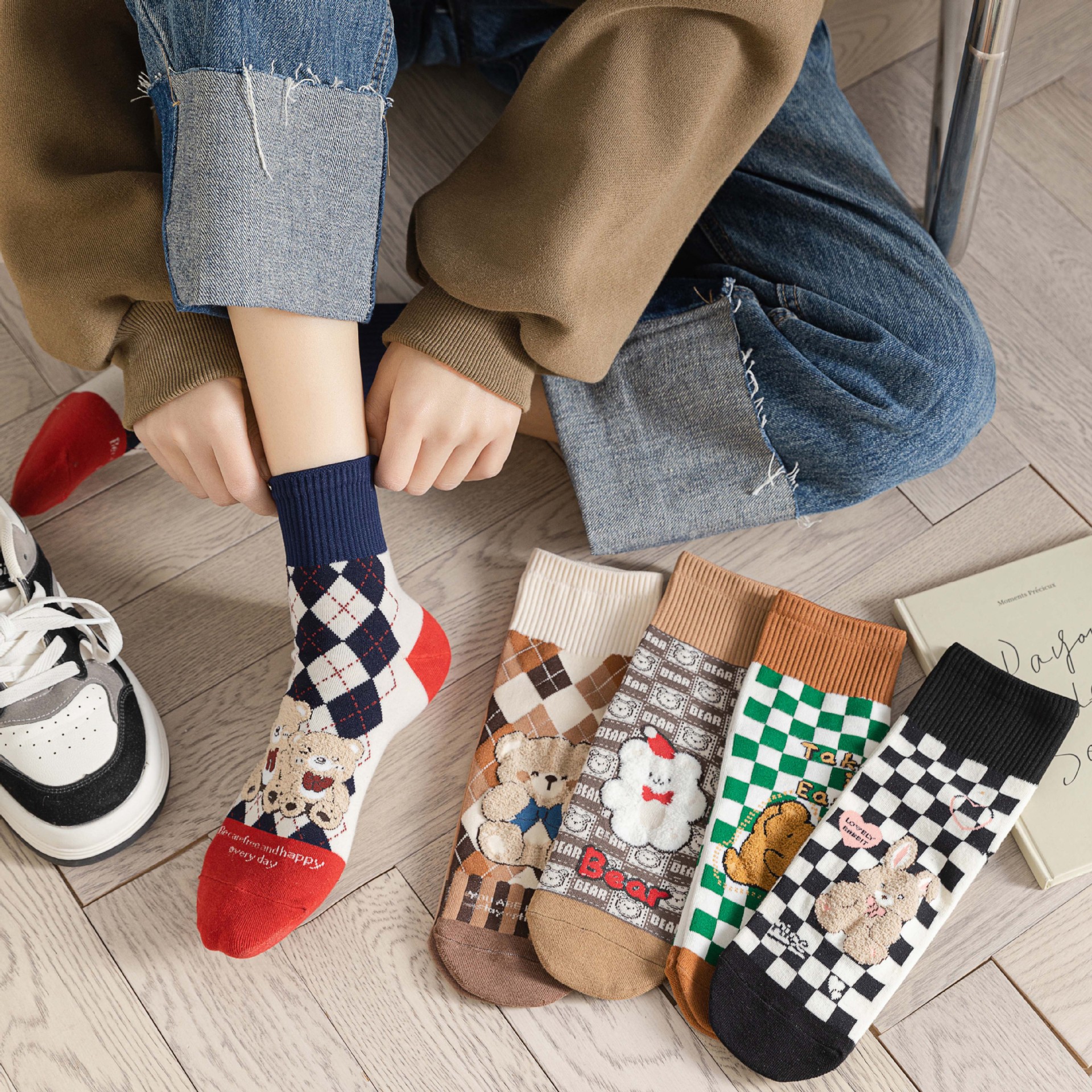 Meias Femininas com Estampa Xadrez e Ursos de Desenho Animado