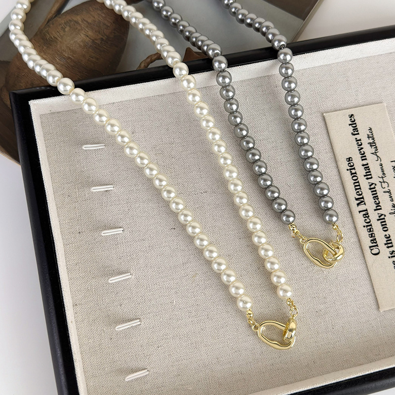 Геометричне намисто з перлинною застібкою