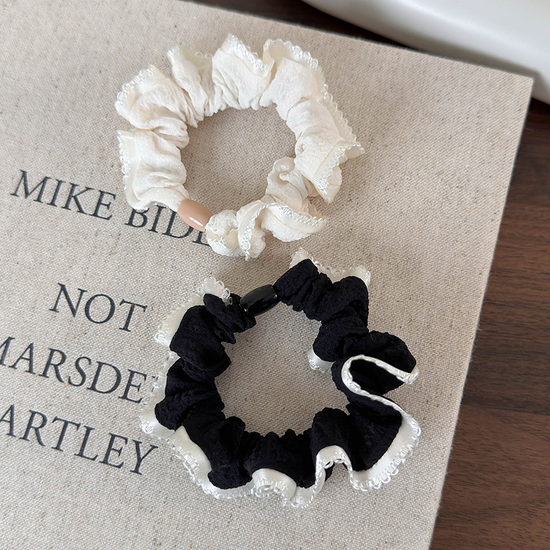 ربطات الشعر المخملية ذات الدانتيل والنقاط