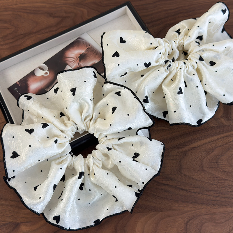 ダブルレイヤー ベージュハートスクランチー