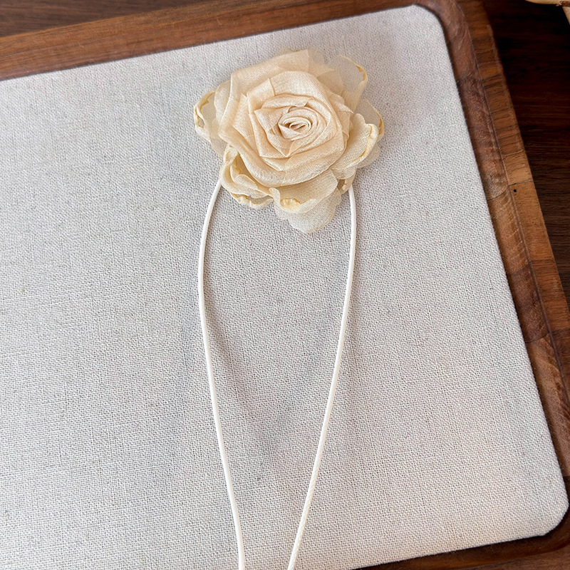 สร้อยคอช็อกเกอร์ดอกกุหลาบแห้งและดอกคาเมลเลีย