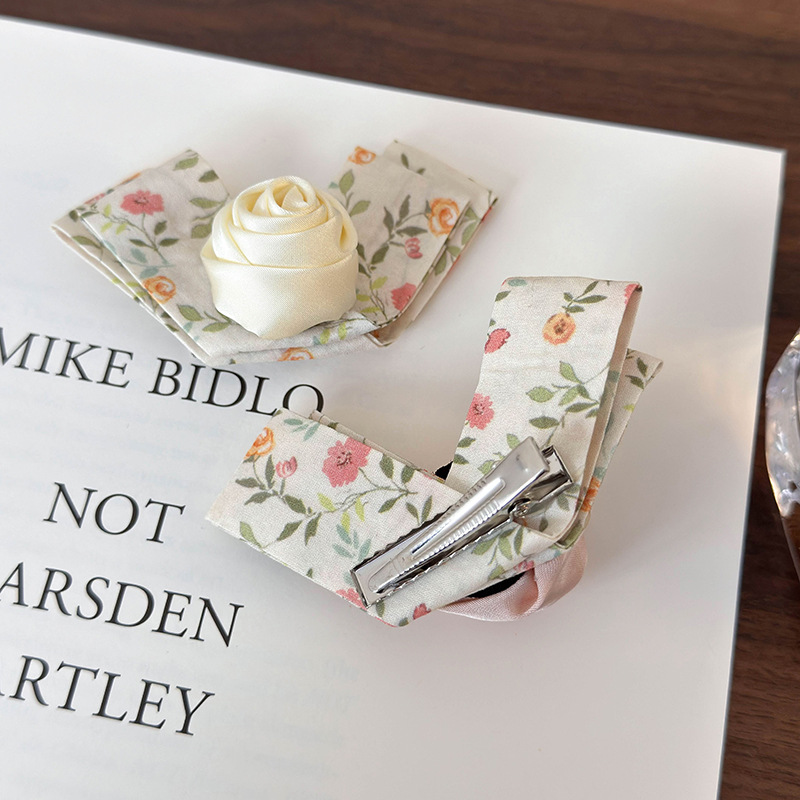 Цветочная заколка-уточка с розовым бантом