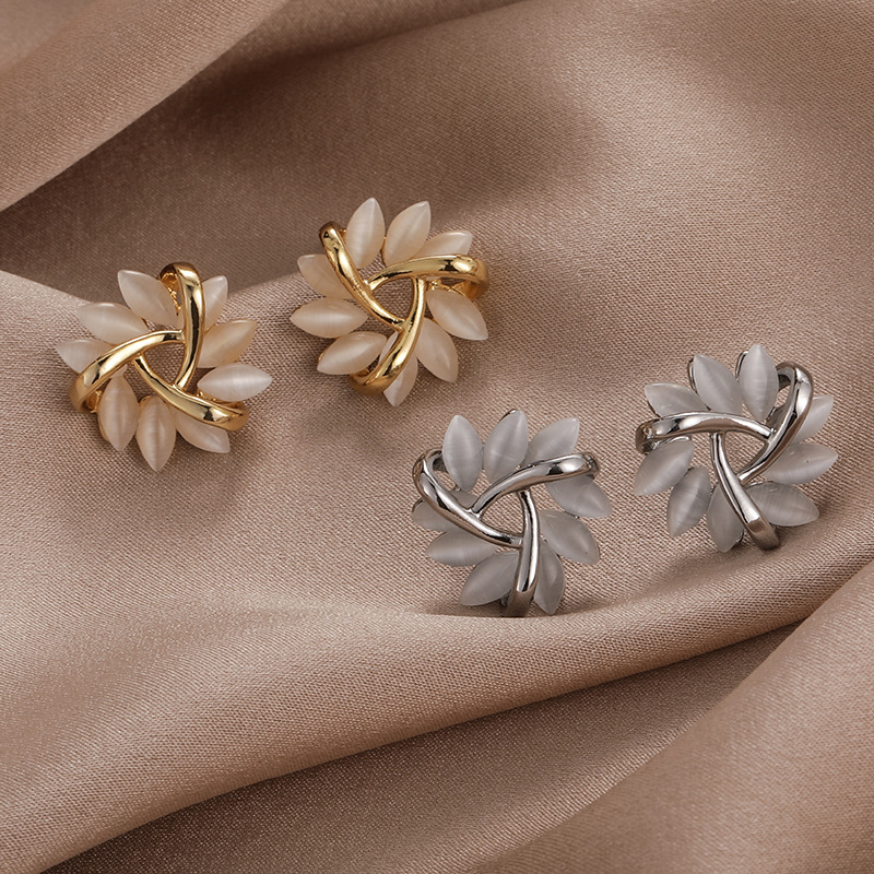 미니멀리스트 기하학적 삼각형 캣츠아이 스터드 귀걸이