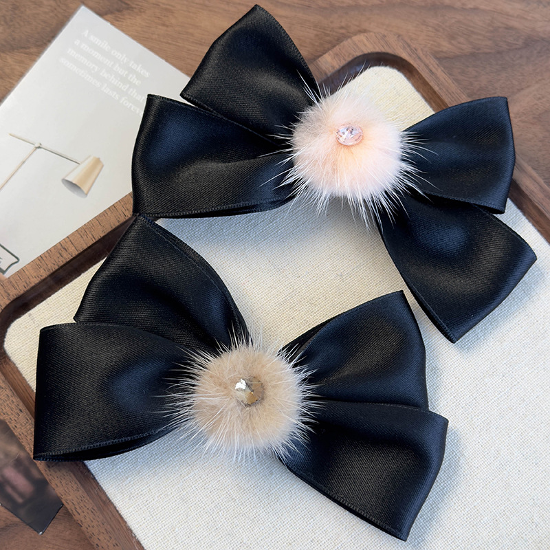 Satynowa Spinka do Włosów z Kokardą i Pomponem