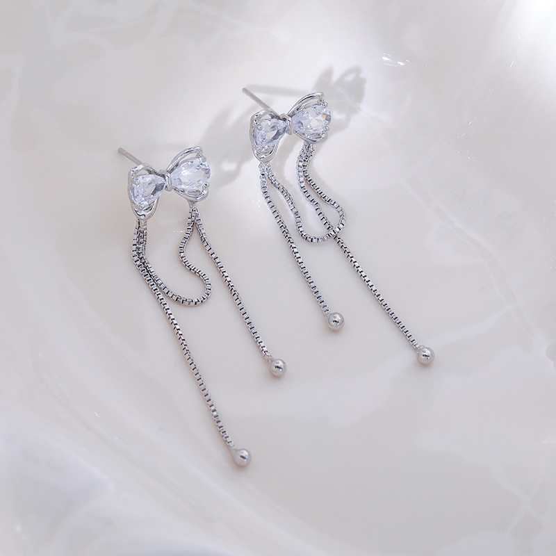 أقراط طويلة ذات شرابات ورباط