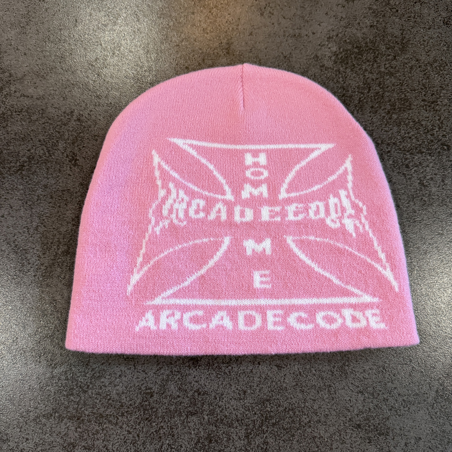 Gorro de Malha com Letras Cruzadas