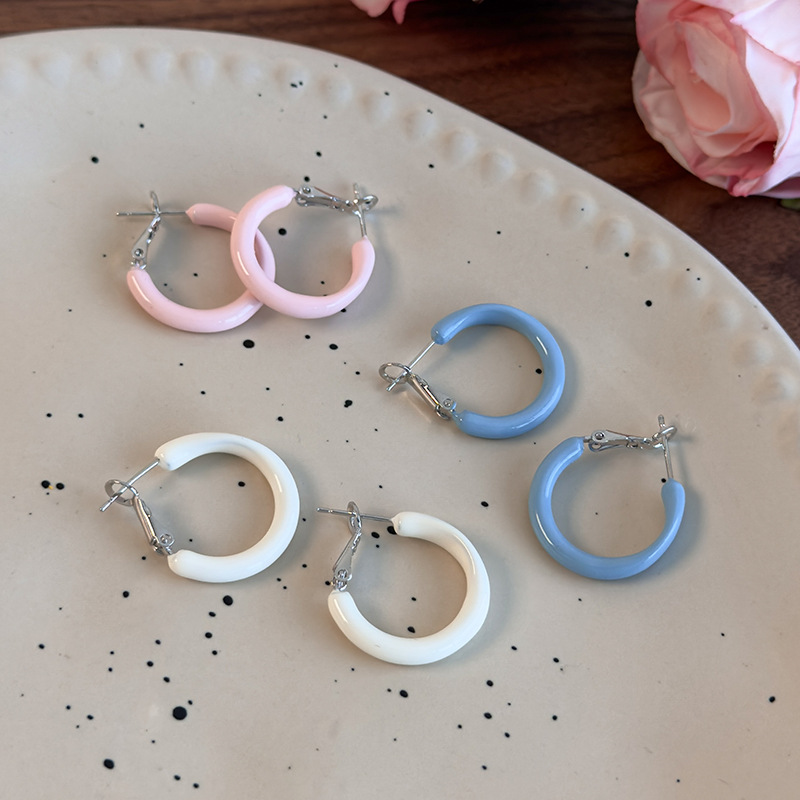 أقراط دائرية هندسية وردية