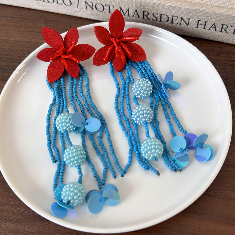 أقراط طويلة بخرز أزرق وزهرة حمراء