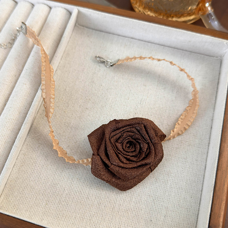 Намисто-чокер із засушеною трояндою