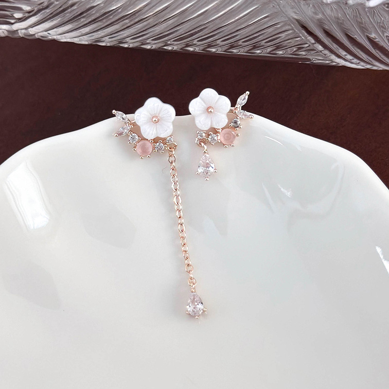 비대칭 쉘과 플로럴 이어링