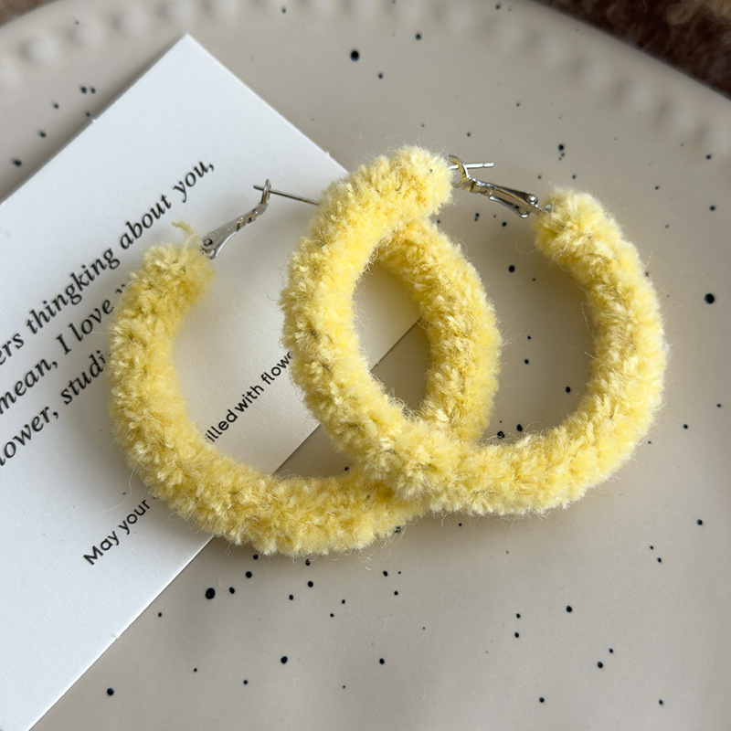 أقراط دائرة ناعمة وطرية