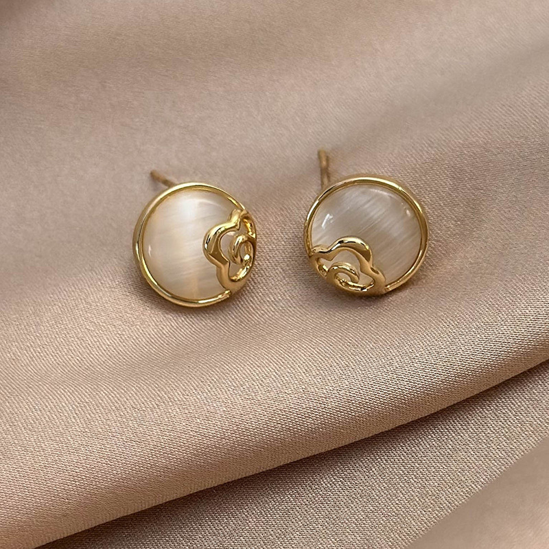 أقراط بحجر عين القط