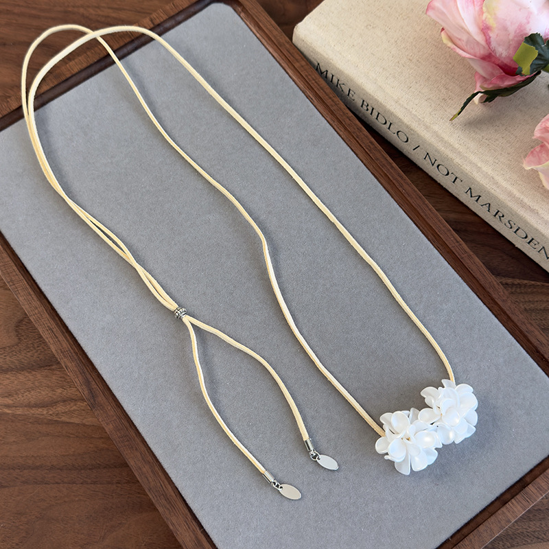 قلادة تشوكر بزهرة الكاميليا