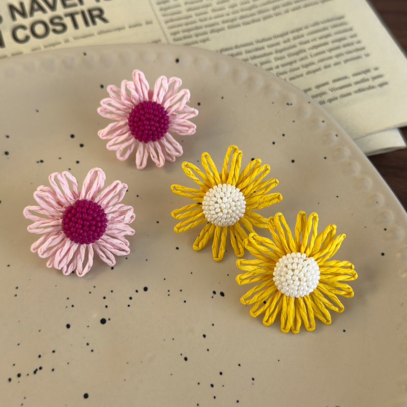 أقراط زهور الرافيا مع الخرز