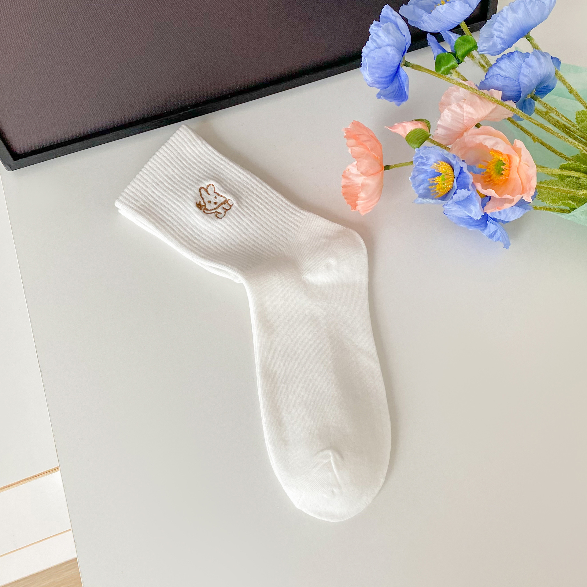 Meias de Algodão Bordadas Cano Médio