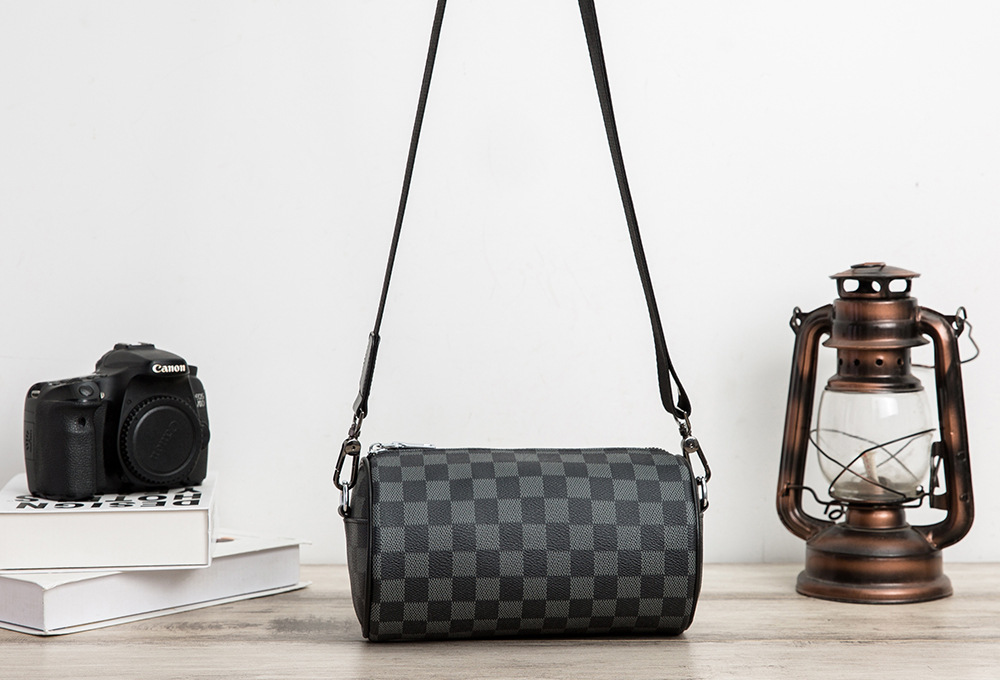 Tas Selempang Pria Motif Kotak-Kotak