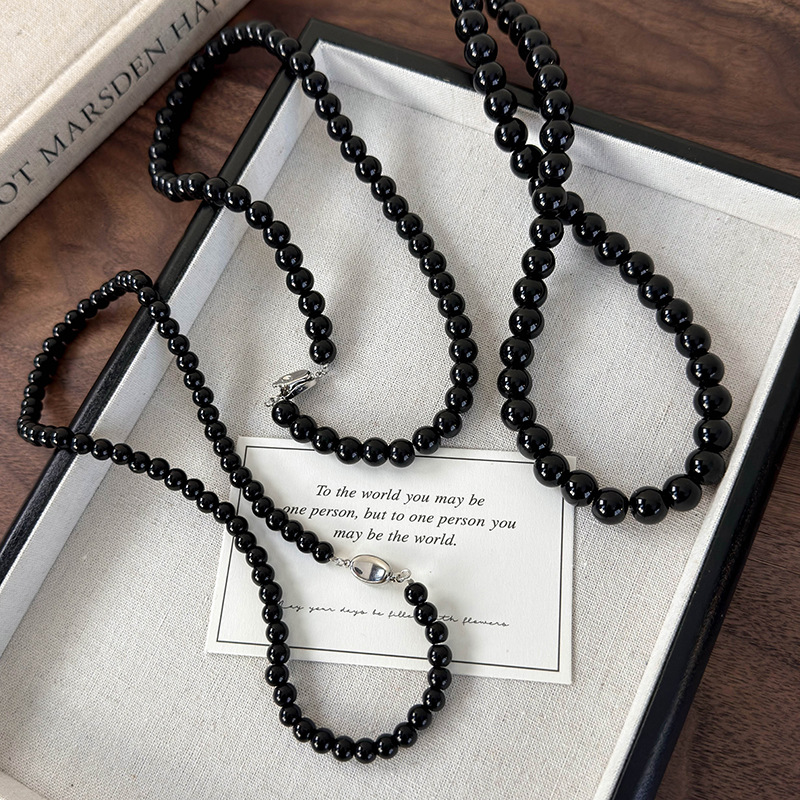 Ожерелье из черных стеклянных бусин