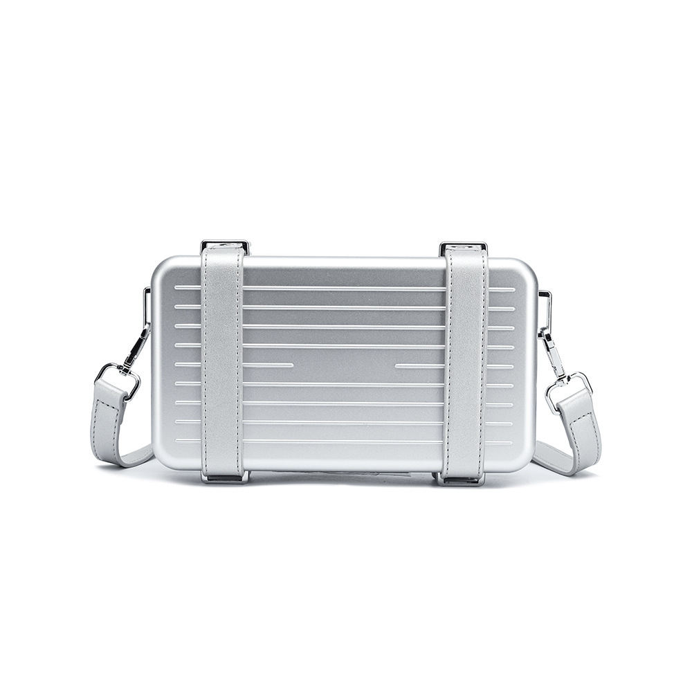 ハードシェルクロスボディバッグ