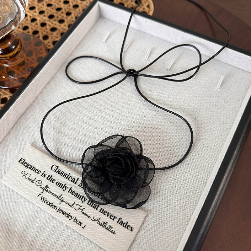 Кольє-чокер з квітковими трояндами