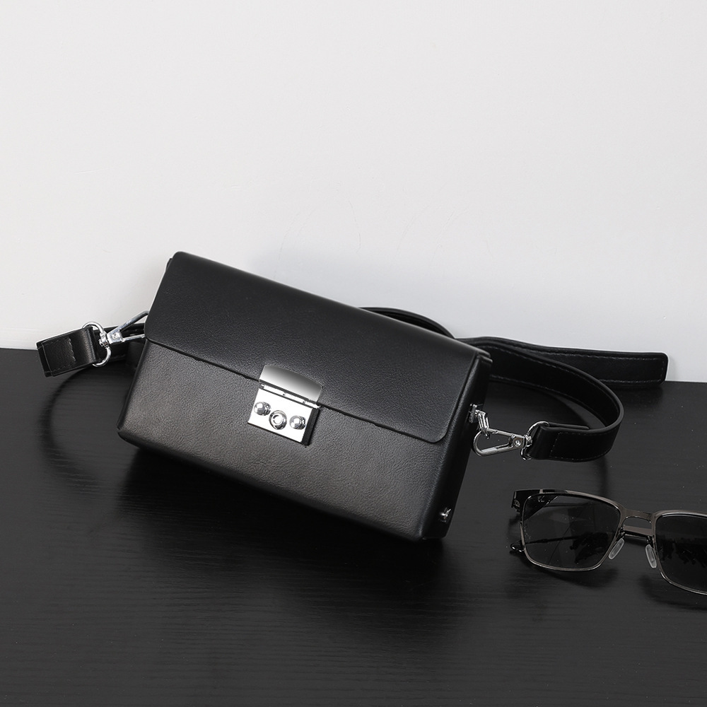 Маленькая квадратная сумка через плечо с цепочкой