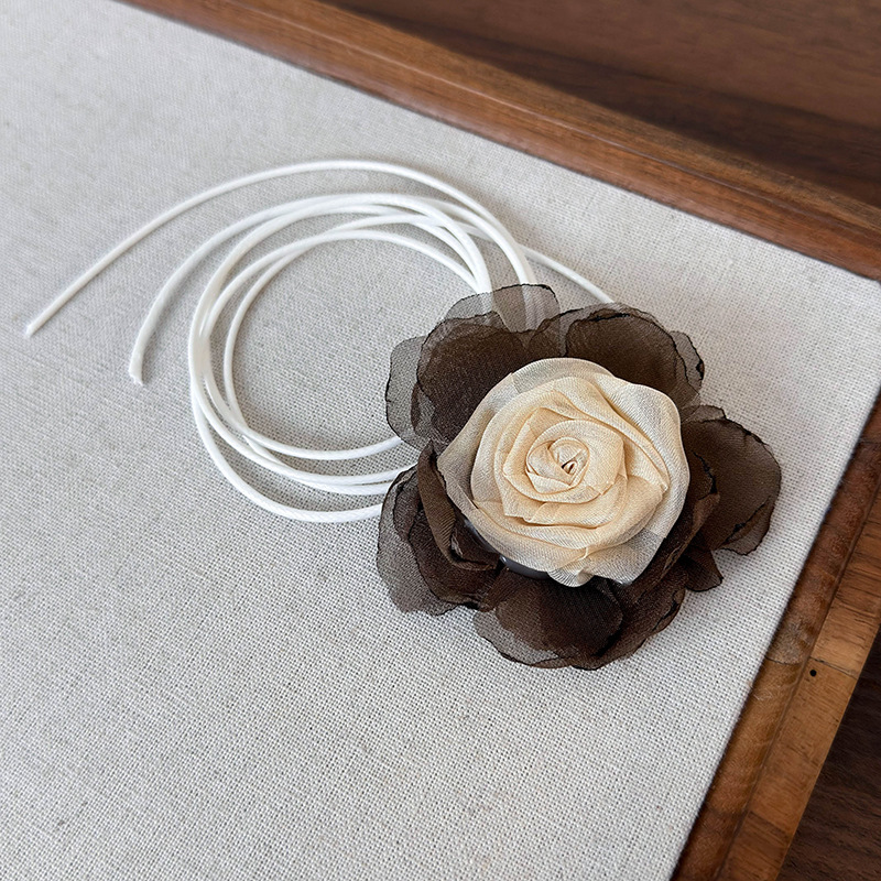 สร้อยคอช็อกเกอร์ดอกกุหลาบแห้งและดอกคาเมลเลีย