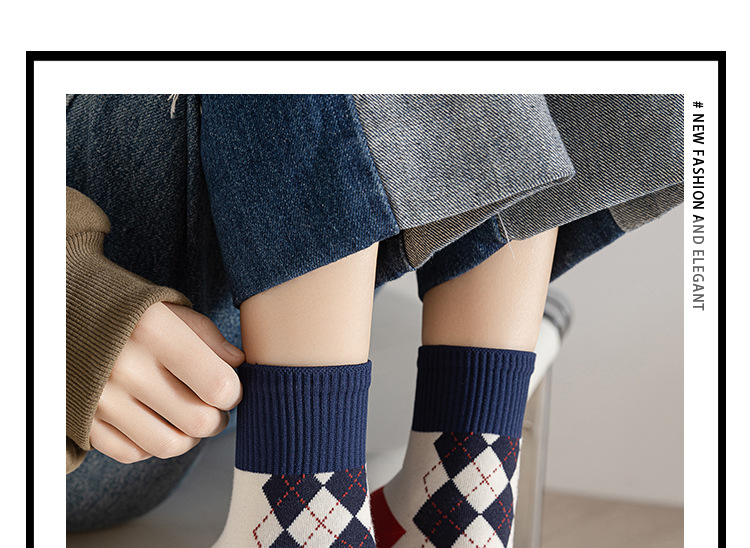 Meias Femininas com Estampa Xadrez e Ursos de Desenho Animado