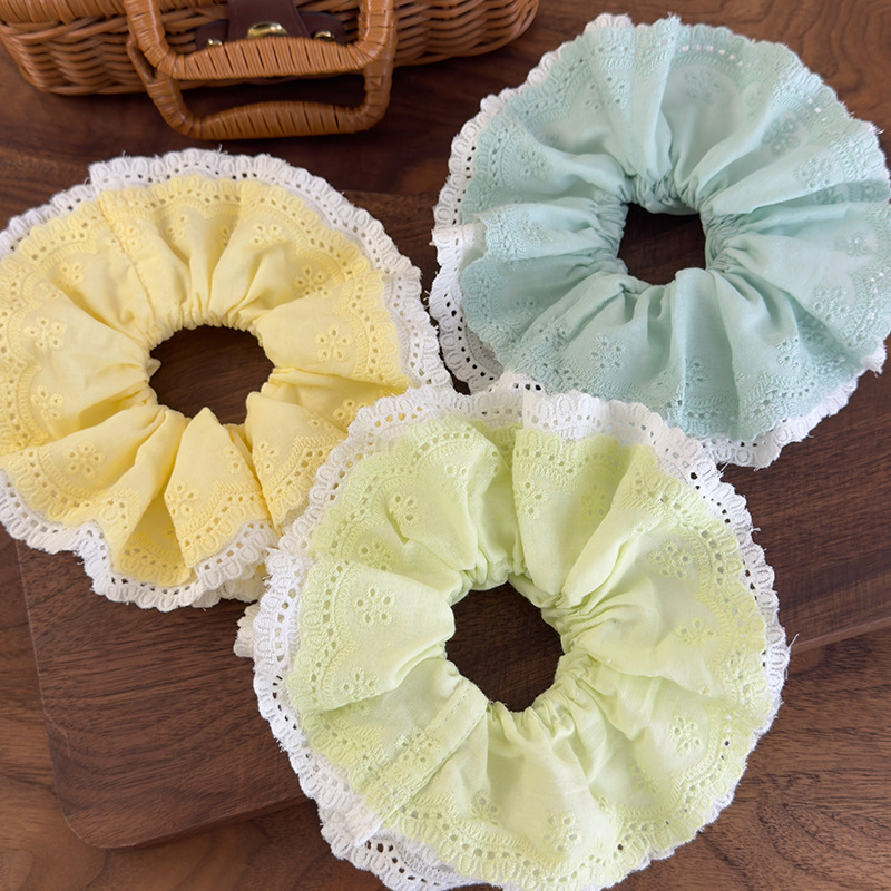 Hair Scrunchie z Haftowaną Koronką