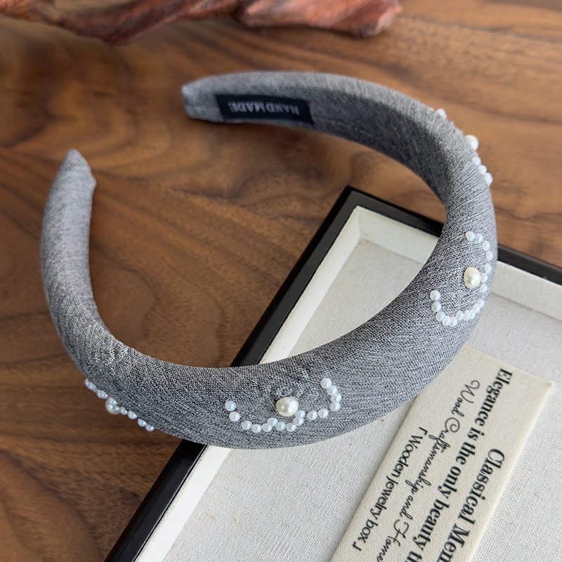 Coleteros y Diademas con Perlas Florales en Relieve