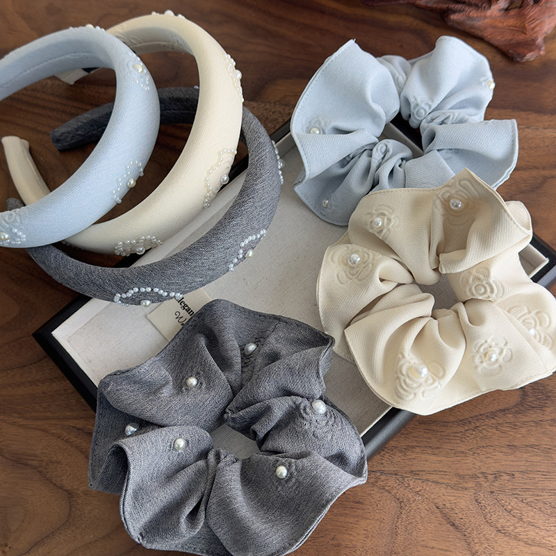 Coleteros y Diademas con Perlas Florales en Relieve