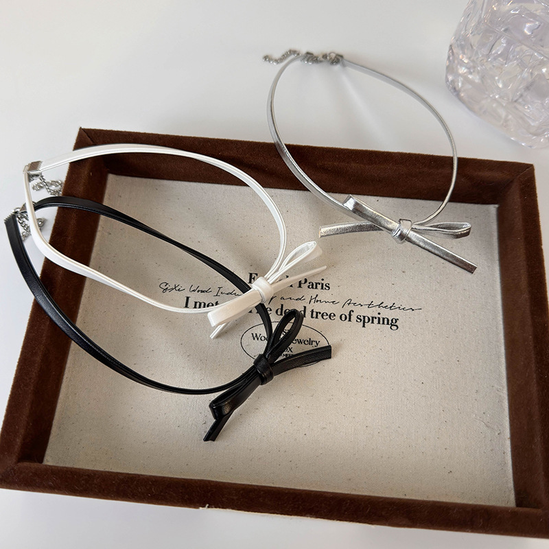 Шкіряний чокер з бантом