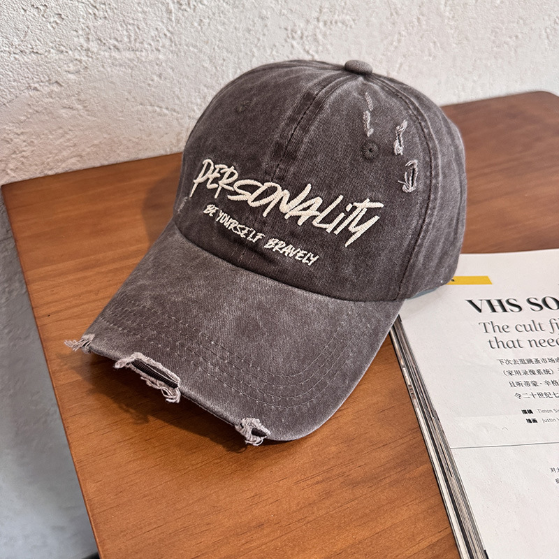 Boné de Baseball Lavado e Desgastado com Letras Rasgadas