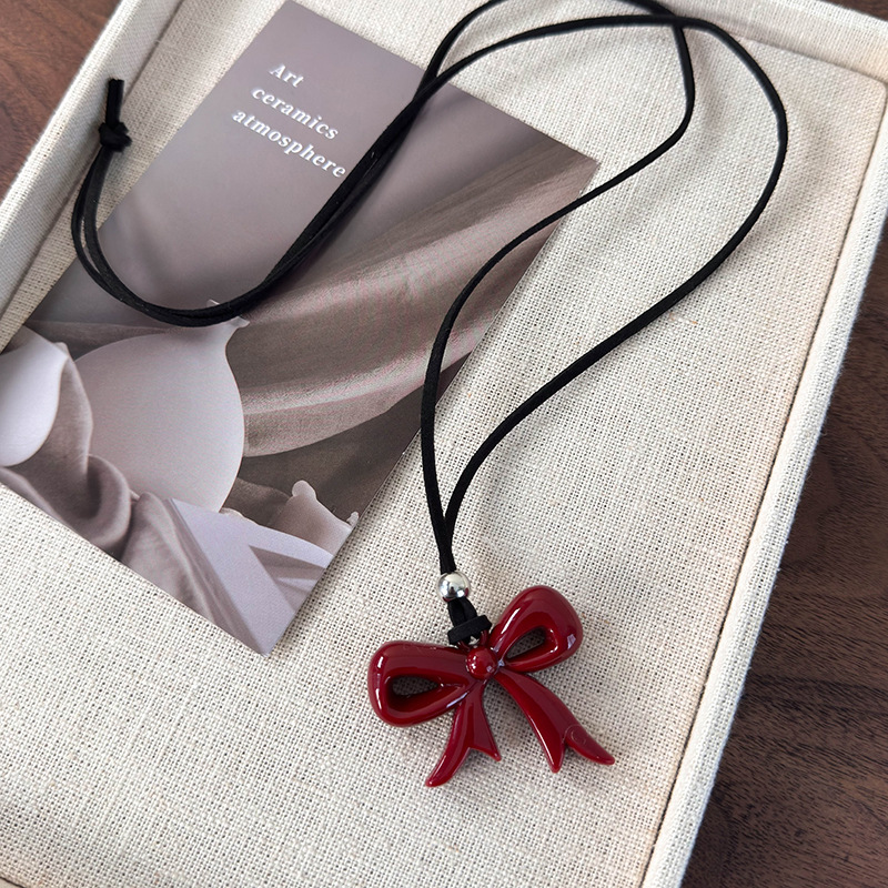 Červený Náhrdelník s Motýlkem z Lana