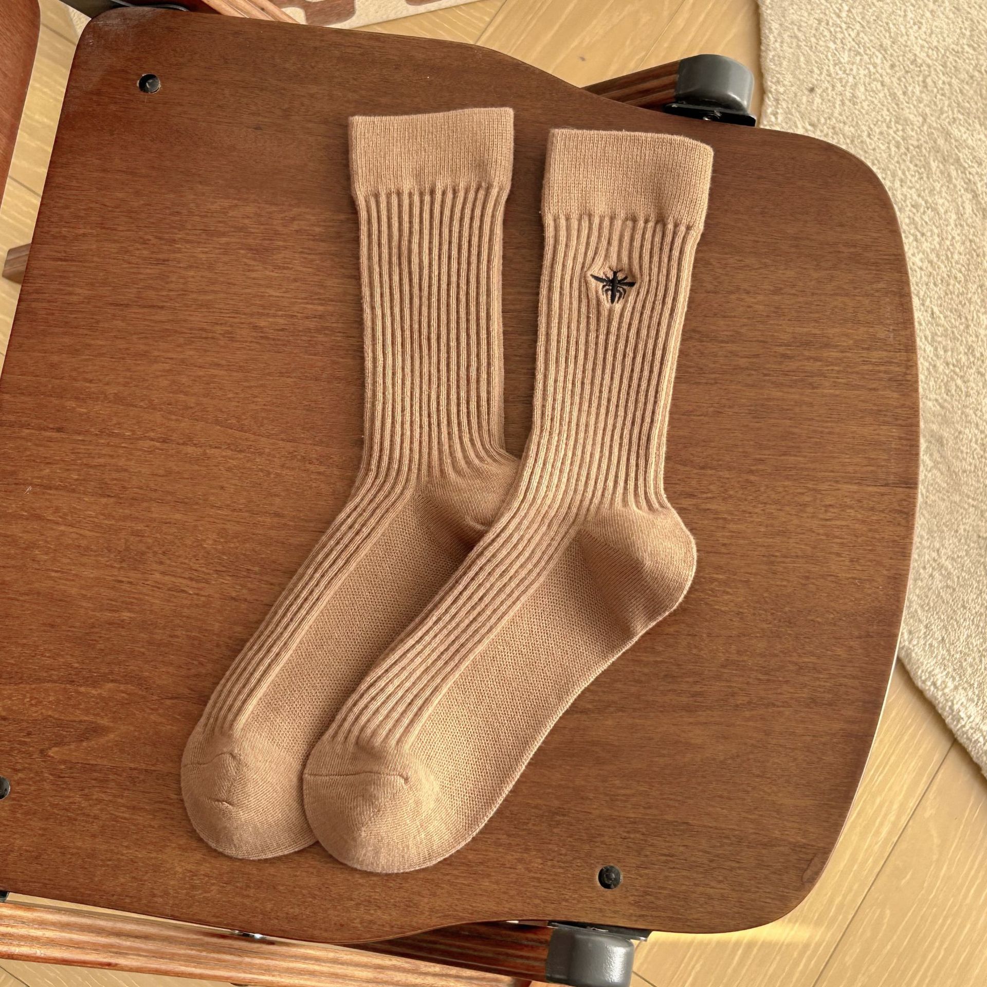 Meias Mid-Calf Bordadas com Abelha