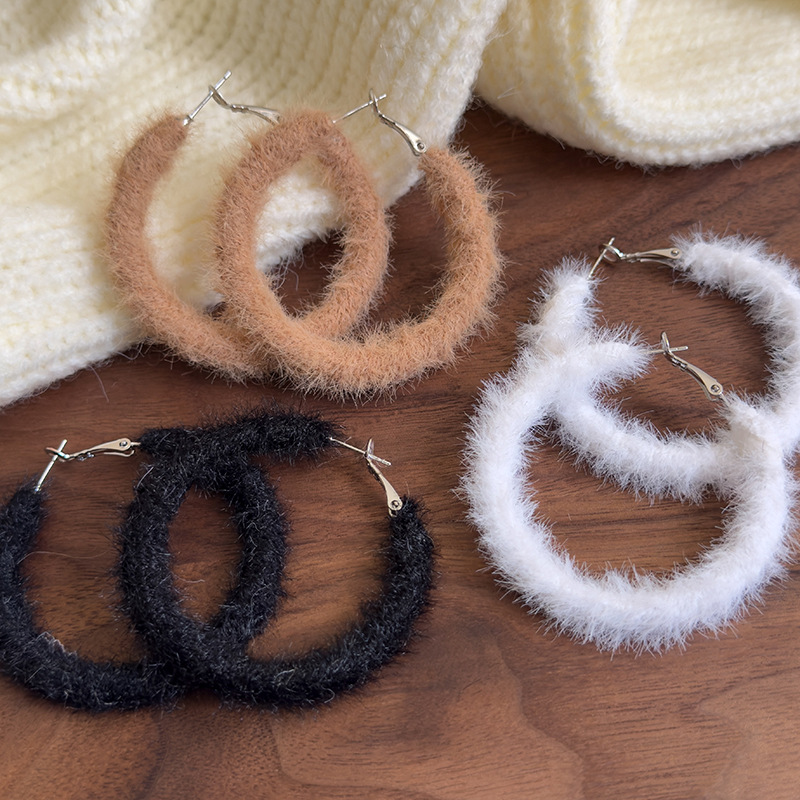 ต่างหูวงกลมขนปุย