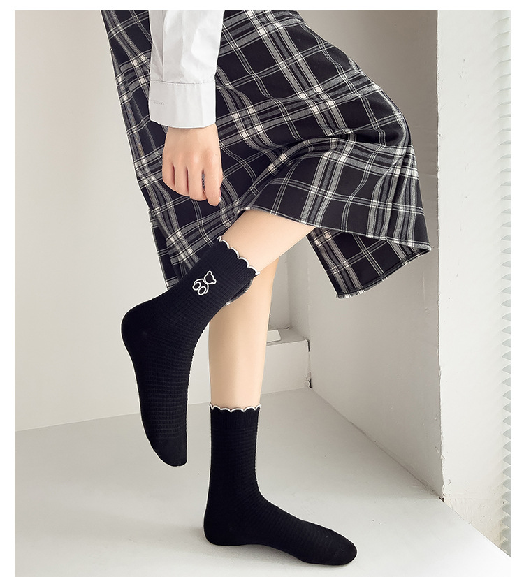 Meias de Cano Médio de Renda com Urso Bordado