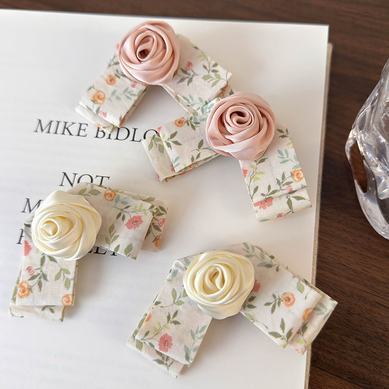 Цветочная заколка-уточка с розовым бантом