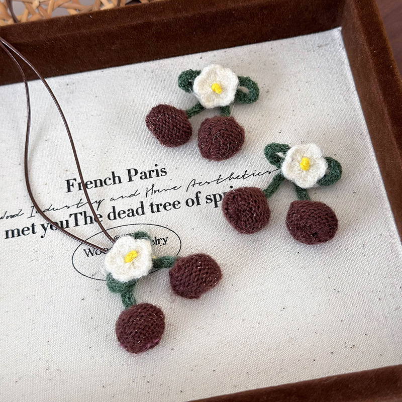 Набор Серёжек и Ожерелья с Вишнями Вязаный Крючком