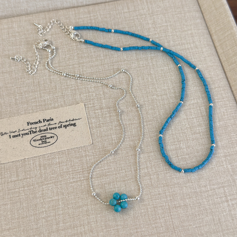 Багатошарове намисто з бісерними квітами та блакитним каменем