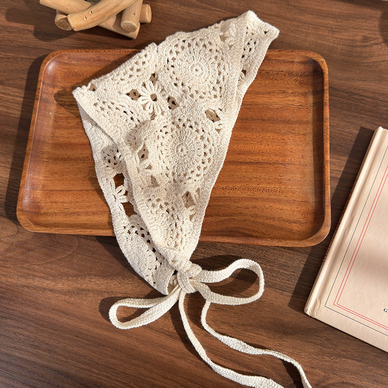 Eșarfă Triunghiulară cu Dantelă Croșetată