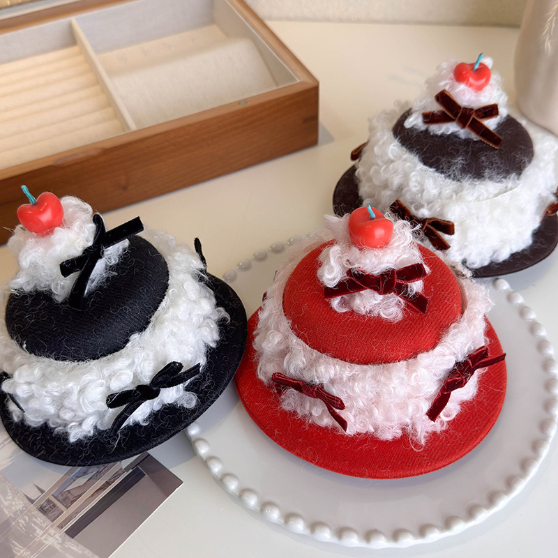 مشبك شعر كعكة الكريمة والكرز