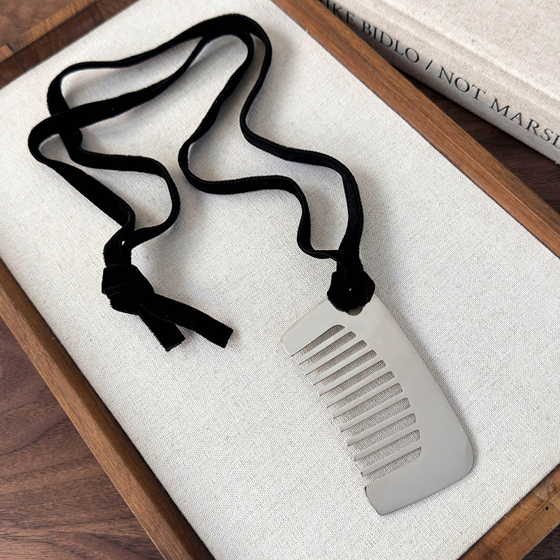 Намисто з кулоном-гребінцем