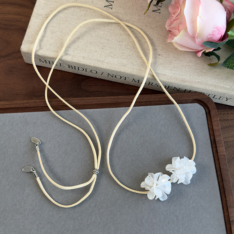 قلادة تشوكر بزهرة الكاميليا