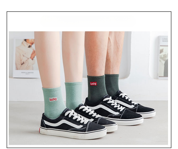 Meias Mid-Calf Bordadas com Letras